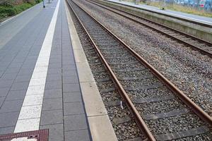 meerdere spoorweg sporen met kruispunten Bij een spoorweg station in een perspectief en vogelstand visie foto