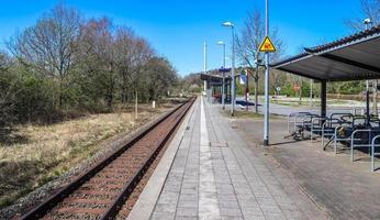 meerdere spoorweg sporen met kruispunten Bij een spoorweg station in een perspectief en vogelstand visie foto