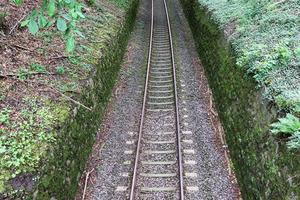 meerdere spoorweg sporen met kruispunten Bij een spoorweg station in een perspectief en vogelstand visie foto