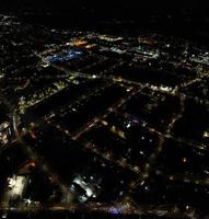 nacht antenne visie van verlichte Brits stad. drone's beeldmateriaal van luton stad- van Engeland Bij nacht foto
