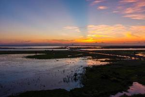 antenne visie van mobiel baai en jubileum parkway brug Bij zonsondergang Aan de Alabama golf kust foto