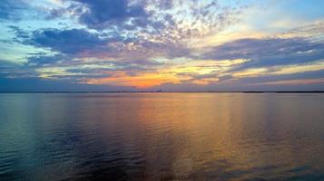 pier Aan mobiel baai Bij zonsondergang foto