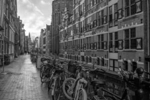 de skyline van de binnenstad van amsterdam. stadsgezicht in nederland foto