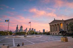 prachtige skyline van Philadelphia bij zonsondergang foto