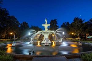 beroemde historische forsyth-fontein in savanne, georgia foto