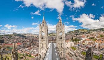 basilica del voto nacional en het centrum van Quito foto