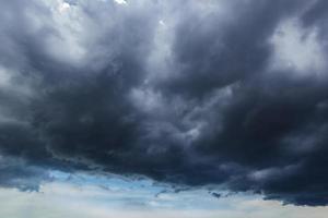 de donker lucht met zwaar wolken convergeren en een gewelddadig storm voordat de regen.slecht of humeurig weer lucht. foto