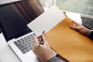 zaken en advocaten bespreken contractpapieren met koperen schaal op bureau in kantoor. wet, juridische diensten, advies, rechtvaardigheid en wet concept foto met film grain effect