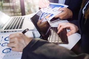 zakelijke teamvergadering tot conferentie, samenwerking bespreken werken analyseren met financiële gegevens en marketing bedrijfsstrategieproject, presentatie en brainstormen om winst te maken van het bedrijf foto