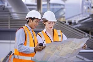 team van verscheidenheid ingenieur is op zoek Bij de kaart naar plan Aan bouw project voor stedelijk planning en echt landgoed ontwikkeling concept foto