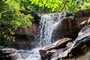 tropische waterval in regenwoud foto