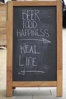 bier, voedsel, geluk - echt leven foto