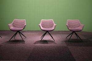 leeg stoelen in een studio met groen scherm foto