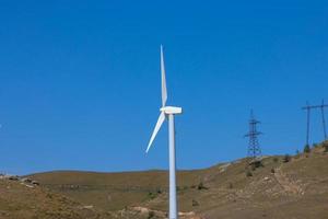 wind boerderij, wind boerderijen. wind macht is de gebruik van lucht stromen door wind turbines naar mechanisch macht generatoren voor elektrisch stroom. foto