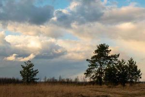 landschap met majestueuze mooie dramatische pre-bedreigende lucht. bewolkte lucht foto