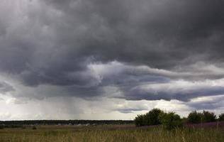 landschap met majestueuze mooie dramatische pre-bedreigende lucht. bewolkte lucht foto