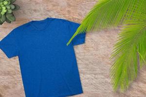 blanco's t-shirt Aan hout achtergrond, leeg t-shirt, t-shirt mockup foto