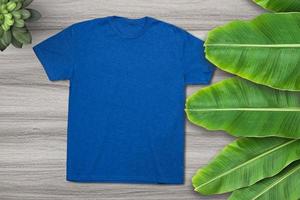 blanco's t-shirt Aan hout achtergrond, leeg t-shirt, t-shirt mockup foto