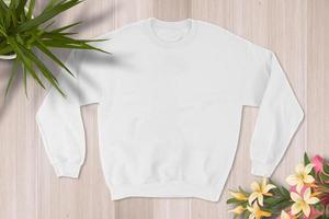 blanco's t-shirt Aan hout achtergrond, leeg t-shirt, t-shirt mockup foto