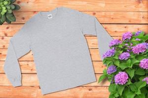 blanco's t-shirt Aan hout achtergrond, leeg t-shirt, t-shirt mockup foto