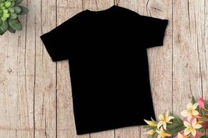 blanco's t-shirt Aan hout achtergrond, leeg t-shirt, t-shirt mockup foto