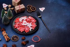 Kerstmis decoraties en peperkoeken Aan een donker beton tafel. voorbereidingen treffen en decoreren de huis voor vakantie foto