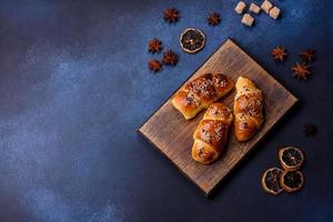 heerlijk eigengemaakt gebakjes met abrikoos jam besprenkeld met sesam zaden foto