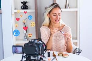 mooi jong vrouw blogger opname vlog video met bedenken kunstmatig Bij huis online influencer Aan sociaal media concept.live streaming virale foto