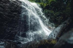 waterval in tropisch bos, waterval in oerwoud foto