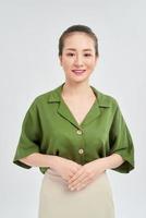 gelukkig jong Aziatisch bedrijf vrouw staand geïsoleerd over- wit achtergrond foto