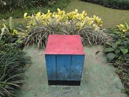 openbaar faciliteit, een cement doos stoel met blauw en rood kleur in een park foto