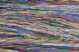 gekleurde elektrische kabels en draden