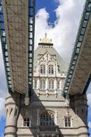 Londen, uk - augustus 22. dichtbij omhoog visie van toren brug in Londen Aan augustus 22, 2014 foto