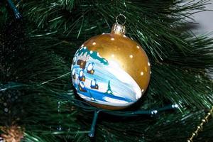 nieuw jaar speelgoed- Aan de boom. bal met winter ornament Aan een kunstmatig Kerstmis boom foto