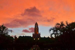 stadhuis bij zonsondergang met stormachtige wolken, merida, mexico foto