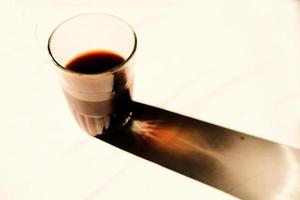 een kop van zwart koffie in glas foto