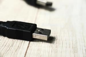 macro schot van USB haven Aan houten tafel foto