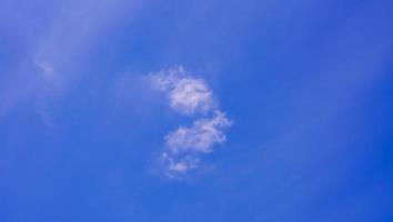 zomer blauw gradatie wolken licht wit achtergrond Doorzichtig wolken schoonheid in vrede zonlicht helder winter weer levendig. foto