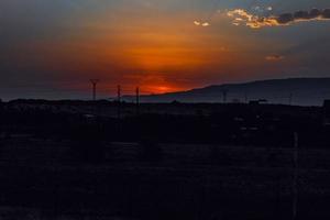 mooi zonsondergang met rood lucht foto