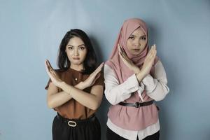 mooi Aziatisch Dames met hand- gebaar houding afwijzing of verbod met kopiëren ruimte foto