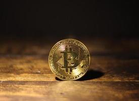 laag licht bitcoin foto, donker thema oud fashioned foto