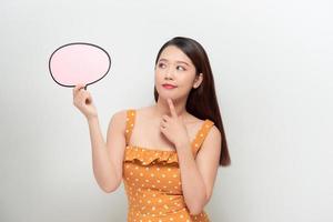 jong Aziatisch vrouw tonen tekst doos, toespraak bubbel en kopiëren ruimte over- wit achtergrond, leeg ruimte voor tekst en advertenties foto