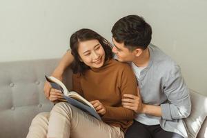 glimlachen paar op zoek romantisch Bij elk andere boek foto