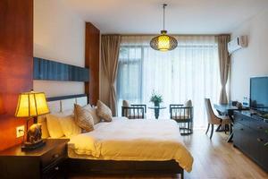 nachtscène in hotelkamer: vers bed opgemaakt