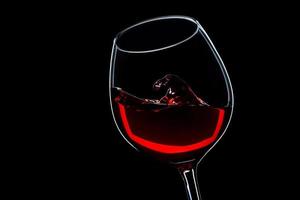 golf in een glas rode wijn foto