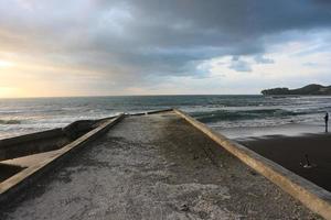 schade naar gebouwen Aan de kust ten gevolge naar de tsunami foto