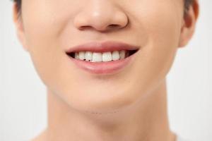 detailopname bijgesneden van knap Mens stralend schijnen tanden geïsoleerd over- wit achtergrond foto