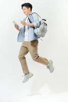 vol lengte portret van een grappig vrolijk mannetje leerling jumping Aan wit achtergrond foto