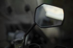 achteraanzicht spiegel van motorfiets. vervoer details. weg visie hulpmiddel. foto