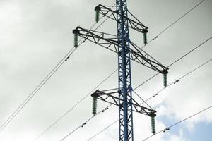 polen van elektrisch transmissie lijnen. hoog Spanning. elektrisch draden tegen lucht. foto